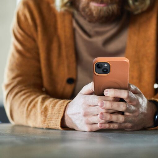 Roar Leather Mag Case - für iPhone 15 Plus Braun – Bild 6
