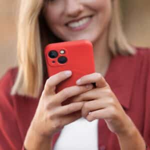 Hülle für iPhone 16e Silicone Mag Cover kompatibel mit MagSafe (Kameraschutz) rot – Bild 5